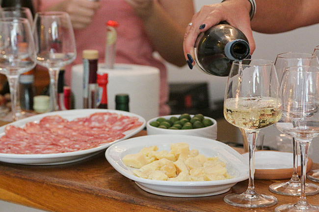Aperitivo con vino delle case vinicole di Ischia