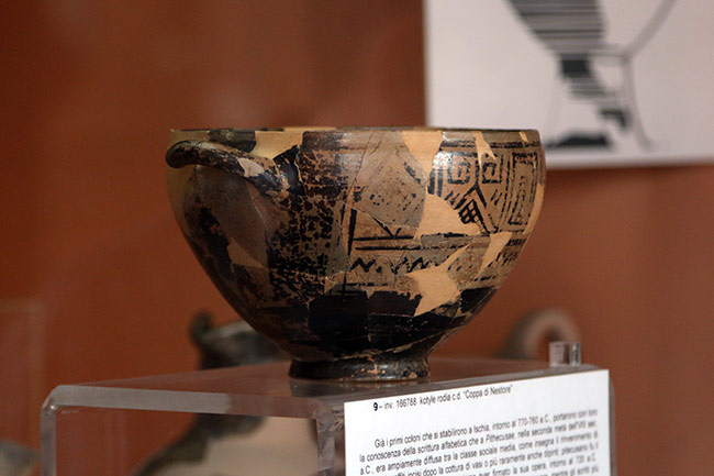 La coppa di Nestore al museo di Villa Arbusto