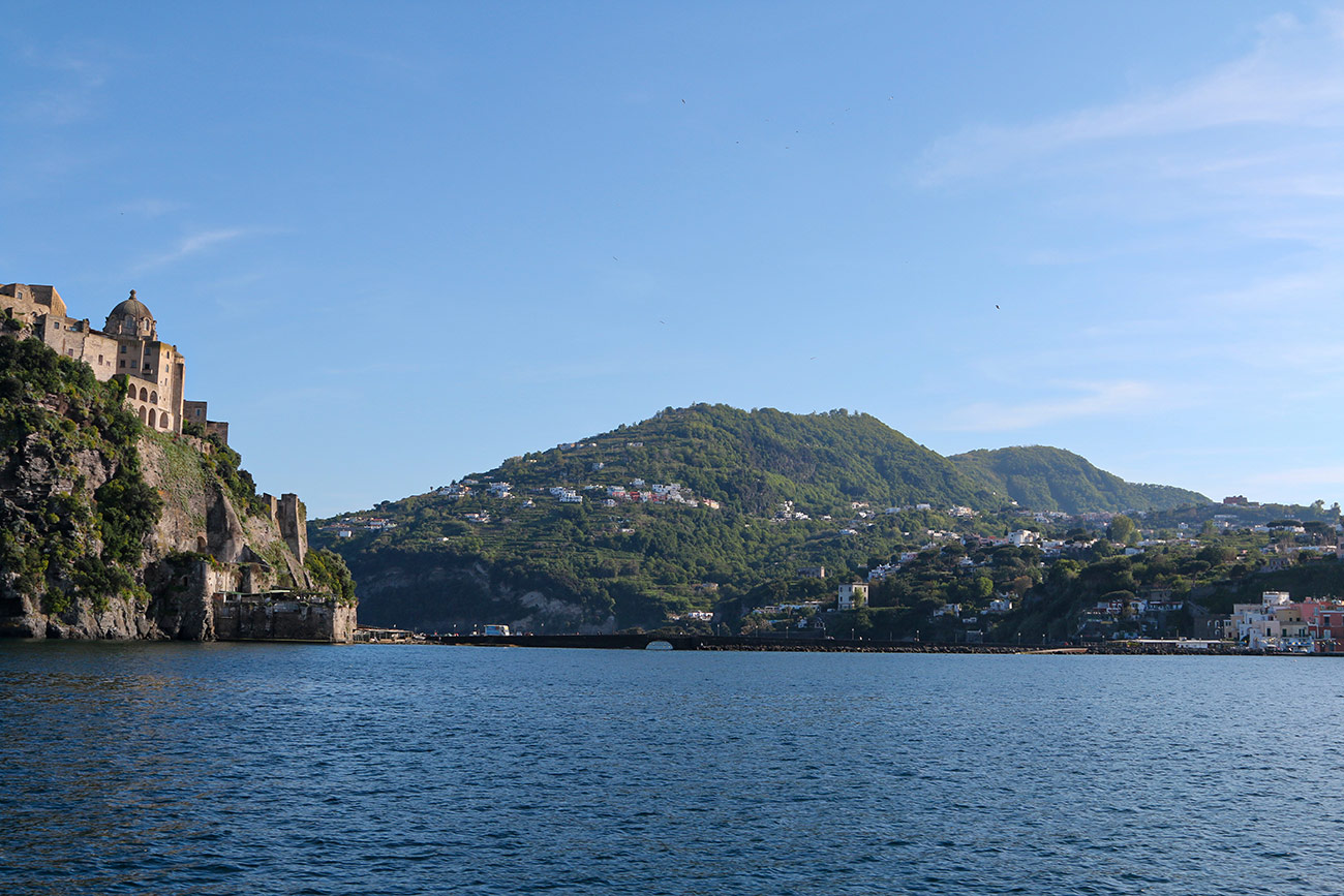 Giro dell'isola in Barca, il Castello Aragonese visto da mare