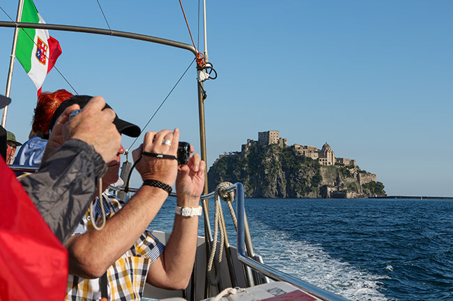 Escursione in barca, il giro dell'isola d'Ischia